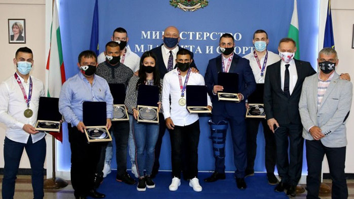 Министър Кралев награди медалистите от Европейското първенство по вдигане на тежести